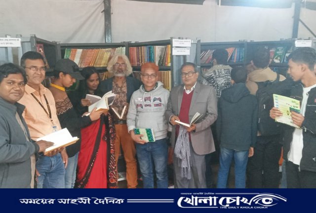 বিভিন্ন বয়সী পাঠকের আগমনে জমজমাট ভ্রাম্যমাণ বইমেলা 
