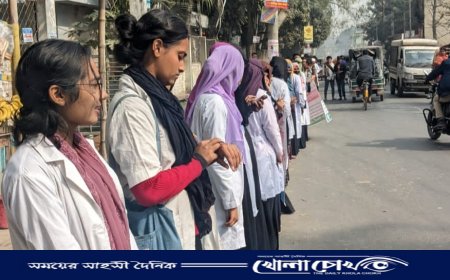 ফরিদপুরে চার দফা দাবী আদায়ের লক্ষ্যে ম্যাটস এর শিক্ষার্থীদের কর্মসূচি চলছে 