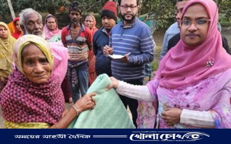 বাঘায় শীতবস্ত্র বিতরণ করলেন ইউএনও