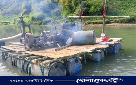 থানচিতে ড্রেজার মেশিনসহ বালু উত্তোলন সামগ্রী জ্বালিয়ে দিয়েছে প্রশাসন