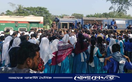 ভাঙ্গা রেলস্টেশনে যাত্রা বিরতির দাবীতে মধুমতি এক্সপ্রেস ট্রেন আটকিয়ে বিক্ষোভ মিছিল ও অবরোধ 