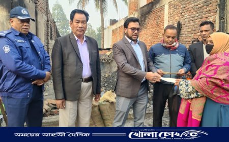 অগ্নিকাণ্ডে ক্ষতিগ্রস্থদের মাঝে সরকারি সহায়তা প্রদান