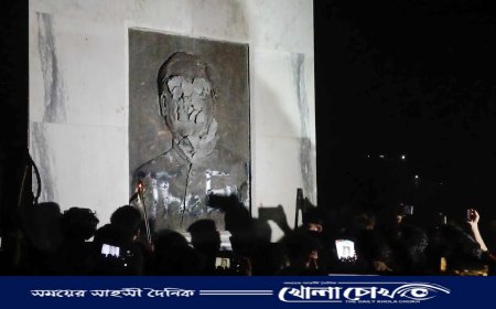 বেরোবিতে শেখ পরিবারের নামাঙ্কিত হল ও ম্যুরালের নামফলক ভাঙলেন শিক্ষার্থীরা
