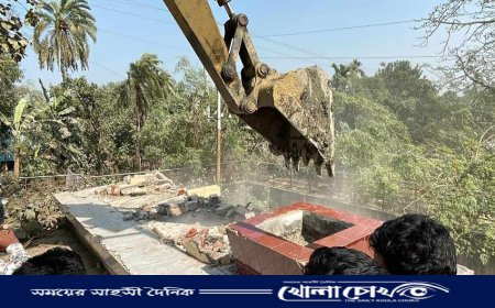 আত্রাইয়ে ছাত্র জনতার নেতৃত্বে ভেঙ্গে ফেলা হলো বঙ্গবন্ধুর ম্যুরাল