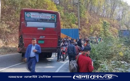 খাগড়াছড়িতে কভার্ডভ্যান ও যাত্রীবাহী বাসের মুখোমুখি সংঘর্ষ 
