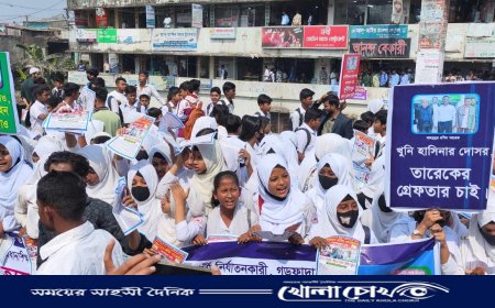 নোয়াখালীতে প্রধান শিক্ষকের অপসারণ চেয়ে শিক্ষার্থীদের সড়ক অবরোধ