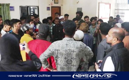 নওগাঁয় ২৫০ শয্যা জেনারেল সদর হাসপাতাল অনিয়ম ও দুর্নীতি প্রতিবাদে ঘেরাও