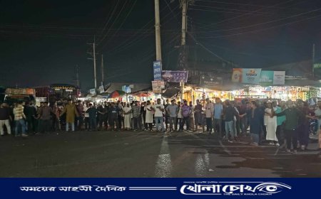 কলেজ ছাত্রী হেনস্তার প্রতিবাদে শিক্ষার্থীদের সড়ক অবরোধ