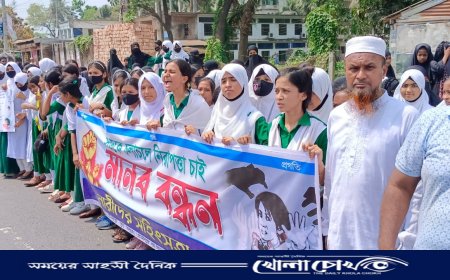 নোয়াখালীতে শিক্ষিকাকে সিএনজিতে হেনস্তার প্রতিবাদে শিক্ষার্থীদের বিক্ষোভ
