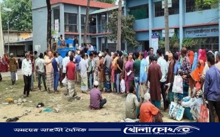 নওগাঁয় ভ্রাম্যমাণ ট্রাকে টিসিবির পণ্য, মধ্যরাতেই লাইনে ভিড়