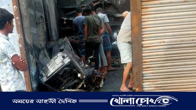 শর্ট সার্কিট থেকে অগ্নিকাণ্ড, তিনটি দোকান পুড়ে ছাই