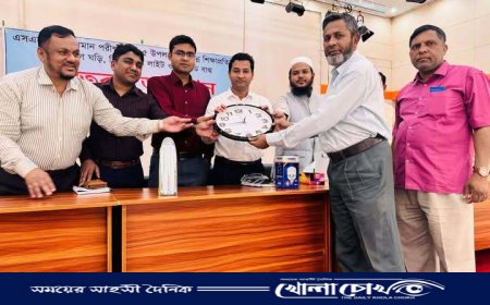 আলফাডাঙ্গায় পরীক্ষাকক্ষে দেয়ালঘড়ি, লাইট ও বাল্ব বিতরণ