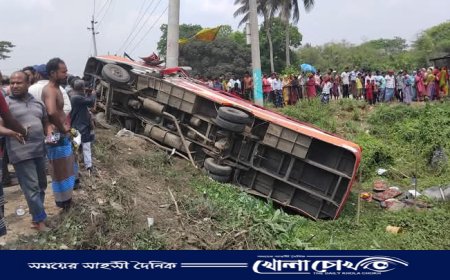 ফরিদপুরে নিয়ন্ত্রণ হারিয়ে বাস খাদে, পিতা ও পুত্র সহ নিহত - ৭ আহত ৪০