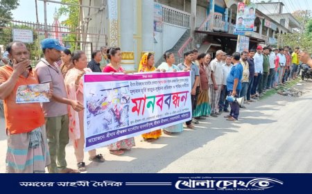 ফরিদপুরে শ্রী অঙ্গন মার্কেটে হামলার প্রতিবাদে ব্যবসায়ীদের মানববন্ধন