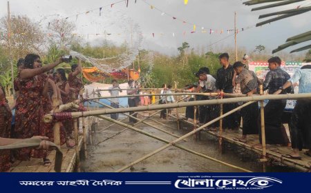 রোয়াংছড়িতে বুদ্ধ প্রতিবিম্বকে স্নান করিয়ে মৈত্রী জলবর্ষণ উৎসব শুরু