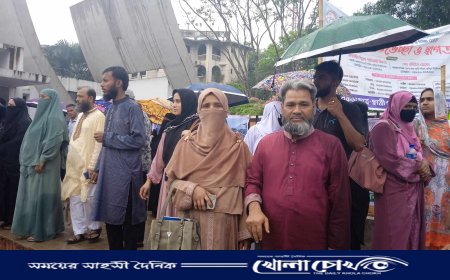 পরীক্ষার্থীরা হলে, মা-বাবারা বৃষ্টির মধ্যে তাদের অপেক্ষায়