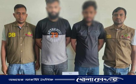 কাপড়ের দোকানের আড়ালে মোবাইল চোরাই কারবার