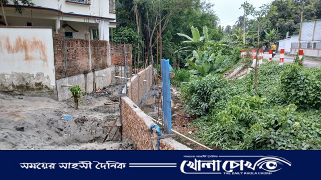 শ্রীনগর-দোহার সীমান্তে প্রবাহমান খালে দেয়াল নির্মাণ