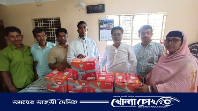 শিক্ষার্থীদের গরমের থেকে মুক্তি, সভাপতির পক্ষ থেকে ফ্যান উপহার