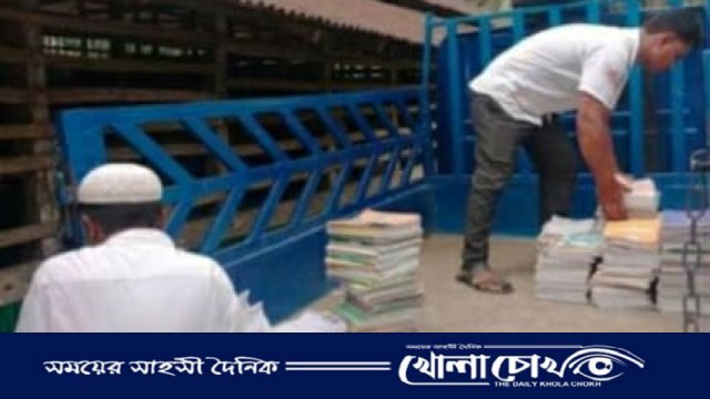 পিরোজপুরে সরকারি বই বিক্রির চেষ্টা, স্থানীয়দের হাতে গাড়িসহ আটক