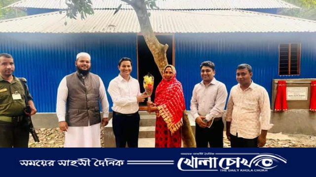 আগুনে পুড়ে নিঃস্ব বিধবা শাহিনুর পেল নতুন ঘর