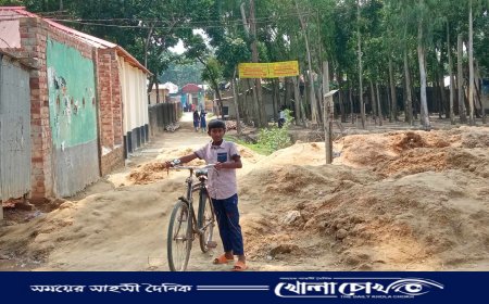 শিক্ষা প্রতিষ্ঠানের রাস্তা বন্ধ, মিঠাপুকুরে জনরোষে আওয়ামী লীগ নেতা