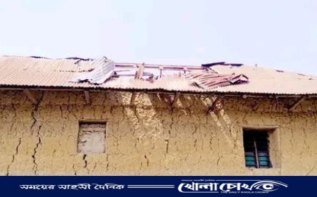 নওগাঁয় ককটেল বিস্ফোরণে উড়ে গেল ঘরের টিন
