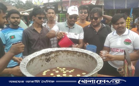 গরমে জনদুর্ভোগে ছাত্রদলের পাশে মানবিক উদ্যোগ বোয়ালমারীতে তীব্র গরমে পথচারীদের মাঝে বিনামূল্যে শরবত বিতরণ