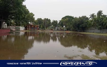 নওগাঁর আত্রাই কেন্দ্রীয় ফুটবল মাঠে সামান্য বৃষ্টিতেই হাঁটুপানি