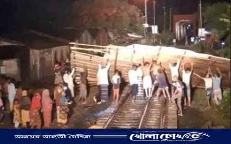 নওগাঁর আত্রাইয়ে কালবৈশাখীর তাণ্ডবে ট্রেন দুর্ঘটনার শঙ্কা