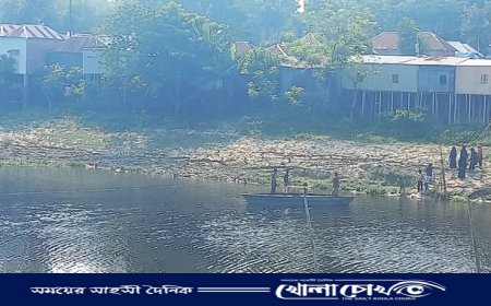 ফরিদপুরের সালথার কুমার নদে নৌকার রশিতেই ভরসা ১০ গ্রামের মানুষের