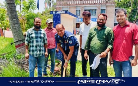 কুষ্টিয়ার খোকসা থানায় রাস্তার পাশে প্যালাসাইডিং নির্মাণ কাজের উদ্বোধন