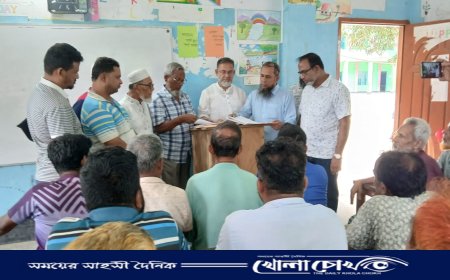 শ্রীনগর বাজারে অগ্নিকাণ্ডে ক্ষতিগ্রস্ত ব্যবসায়ীদের সহায়তা