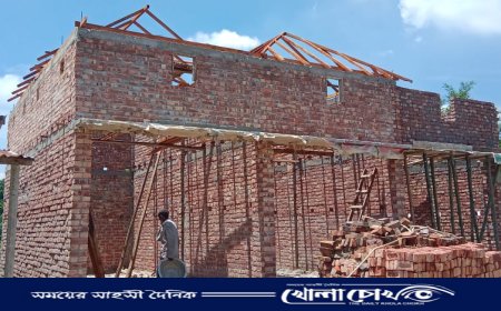 ফরিদপুরের নগরকান্দায় কুমার নদীর পাড়ের সরকারি জায়গা দখল করে পাকা ঘর নির্মাণ