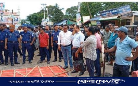 আখাউড়ায় রেলওয়ের জমিতে গড়ে ওঠা ২৫টি অবৈধ দোকান উচ্ছেদ