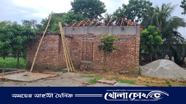 নগরকান্দায় জমি বিরোধে আদালতের নিষেধাজ্ঞা অমান্য করে ঘর নির্মাণের অভিযোগ
