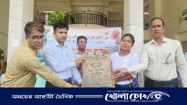 থানচিতে ৩৩০ জুম চাষীকে আউশ ধানসহ কৃষি উপকরণ বিতরণ