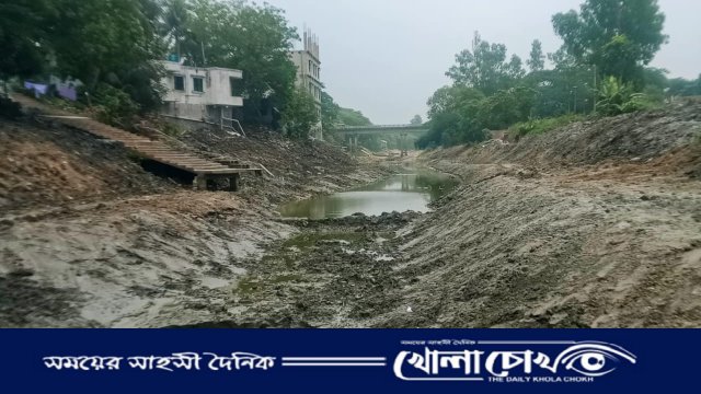 সিরাজদিখানে ড্রেন নির্মাণে ধীরগতি, দুর্গন্ধে নাকাল এলাকাবাসী