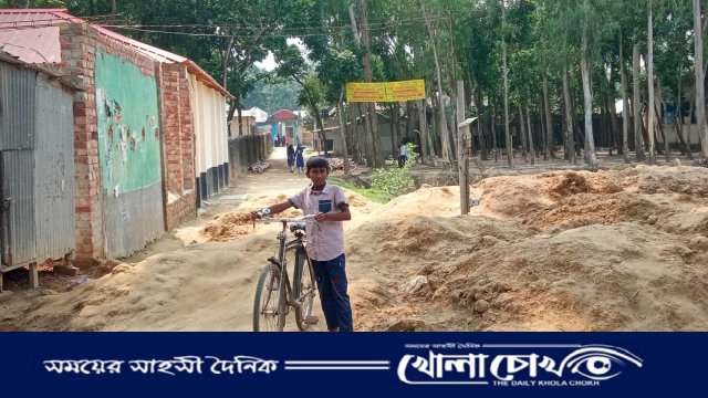 শিক্ষা প্রতিষ্ঠানের রাস্তা বন্ধ, মিঠাপুকুরে জনরোষে আওয়ামী লীগ নেতা