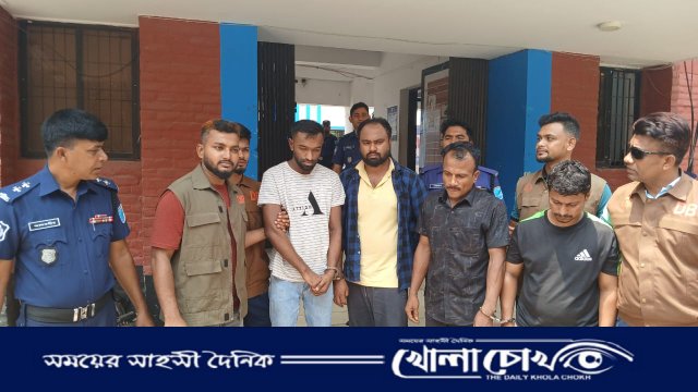 শ্রীনগরে আন্তঃজেলা ডাকাত দলের ৪ সদস্য গ্রেফতার, উদ্ধার তেলের ব্যারেল ও গাড়ি