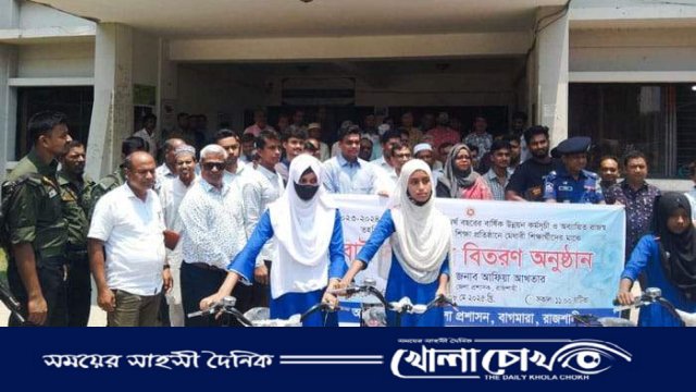 মেধাবীদের সাইকেল উপহার দিলেন রাজশাহীর জেলা প্রশাসক