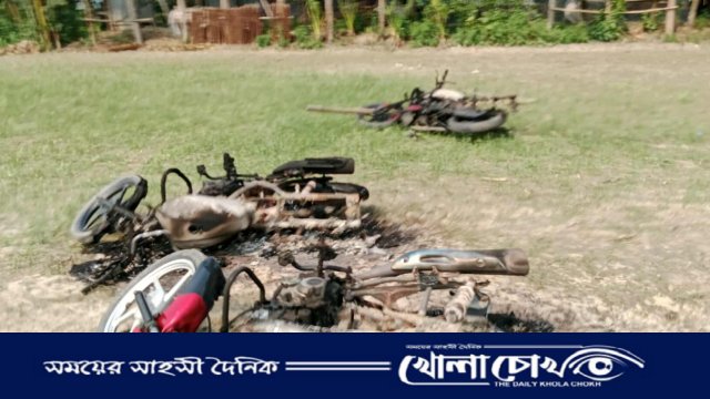 আলফাডাঙ্গায় তুচ্ছ ঘটনাকে কেন্দ্র করে তিনটি মোটরসাইকেলে অগ্নিসংযোগ, আহত ১
