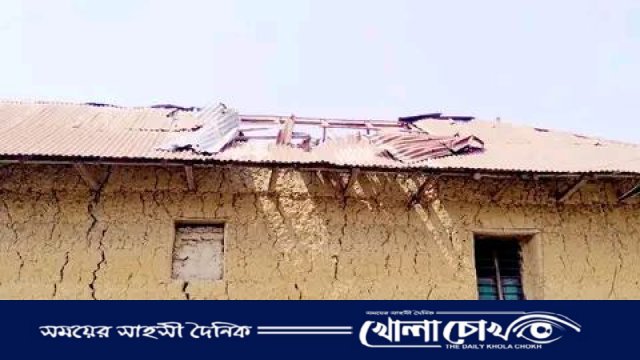 নওগাঁয় ককটেল বিস্ফোরণে উড়ে গেল ঘরের টিন