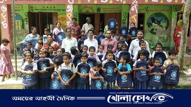 পিরোজপুরে কোডেকের উদ্যোগে বিনামূল্যে স্কুল ব্যাগ বিতরণ