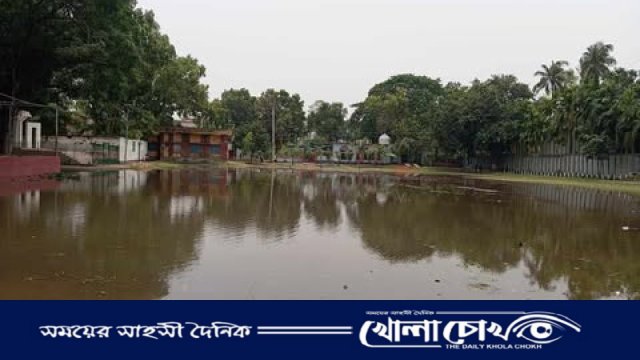 নওগাঁর আত্রাই কেন্দ্রীয় ফুটবল মাঠে সামান্য বৃষ্টিতেই হাঁটুপানি