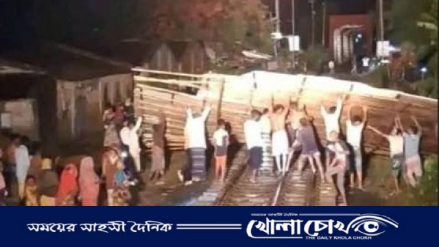 নওগাঁর আত্রাইয়ে কালবৈশাখীর তাণ্ডবে ট্রেন দুর্ঘটনার শঙ্কা