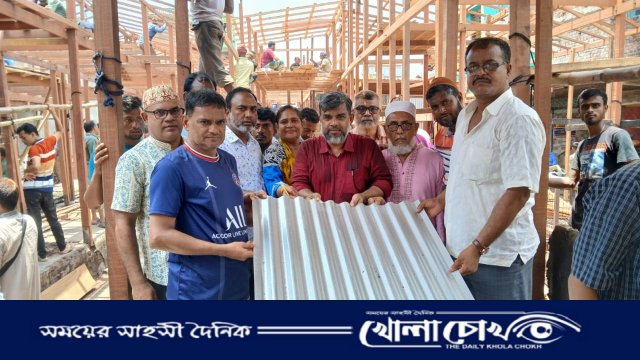 শ্রীনগর বাজারে ভয়াবহ আগুনের ক্ষতিগ্রস্থ ব্যবসায়ীদের মাঝে নগদ অর্থ ও ডেউটিন বিতরণ