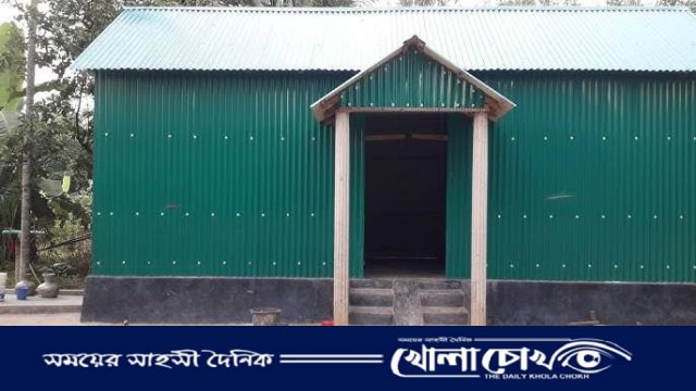 কালবৈশাখীতে ঘর ভেঙেছিল, ৪৮ ঘণ্টায় নতুন ঘর বানিয়ে দিলেন ইউএনও