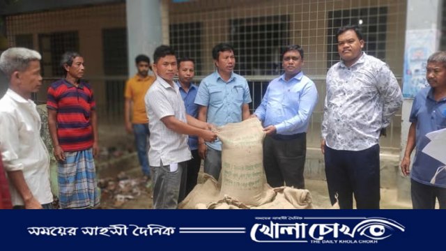 রোয়াংছড়িতে ঈদ উপলক্ষে ৪০০ পরিবার পেল ৩০ কেজি করে চাল