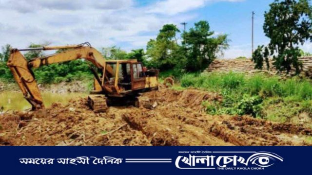 আখাউড়ায় হাওড়া নদীর পাড় কেটে মাটি লুট, হুমকিতে বাঁধ – আশঙ্কায় এলাকাবাসী
